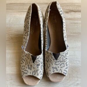 Toms wedge cheetah print shoes sz 9